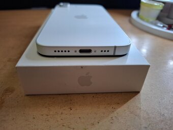 Zánovní iPhone 16e 128 GB bílý + příslušenství - 6