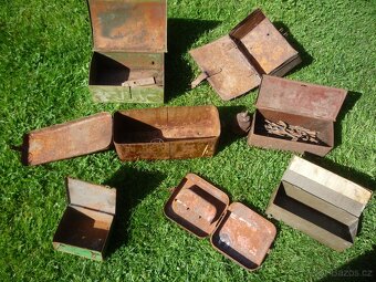 Prodám staré volanty, plechové schránky na nářadí do veterán - 6