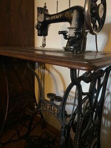 Starožitný šicí stroj PFAFF - 6