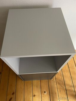 Police s nohami a dvířky IKEA EKET (úložný prostor) - 6