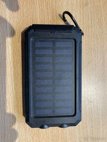 Powerbanka 10000mAh se solárním dobíjením a svítilnou - 6