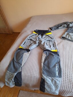 helma a oblečení na motorku. - 6