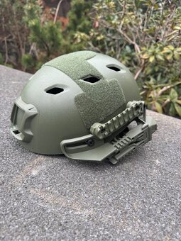 Taktická airsoftová helma OD Green s odnímatelnou síťkou - 6