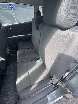 Prodám Toyota Corolla 2.2D 4D 7 mist - 6