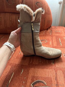 Krásné dámské semišové zimní kozačky s pravým kožíškem - 6