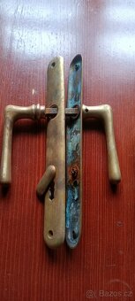 Mosazné kování , kliky, štítky na dveře.4x - 6