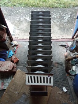 Skříně + noční stolky + stoly + topení - 6