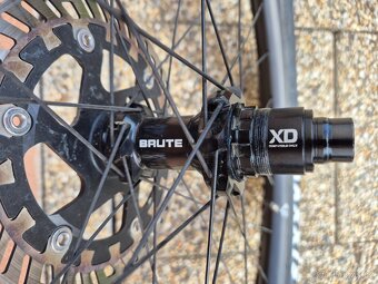 Prodam sadu karbonovych kol BRUTE XC27 Carbon boost, 27mm - 6