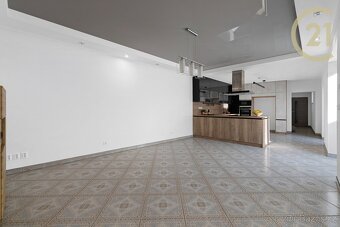 Dva domy, bazén a technologie, díky nimž se tu žije v poh... - 6