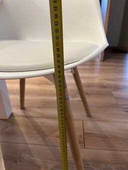 Kuchyňský jídelní stůl se 4 židlemi - 6