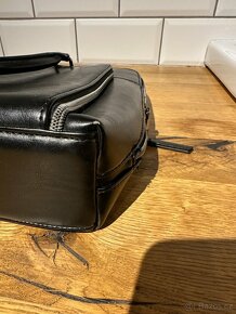 černá kožená taška Baťa - 6
