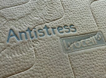 Manželská masivní postel s komodou a nočními stolky - 6