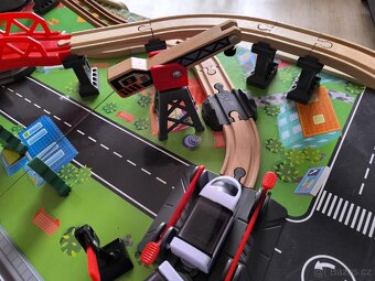 Dětský hrací stůl - vláčkodráha Hape - 6