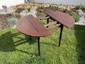 Dřevěný rozkládací stůl s šesti židlemi - 6