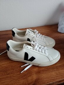 Prodám nové originální tenisky VEJA 36 a UMBRO 38 - 6