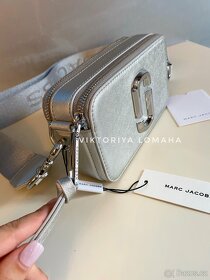 Marc Jacobs Snapshot kabelka stříbrné barvy - 6