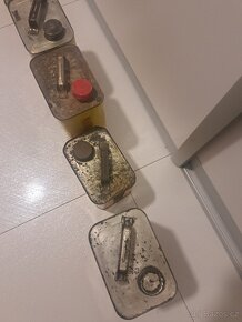 Staré plechovky od oleje trysk, bezina, proplách, madit 8 ku - 6