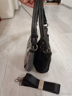 Nová vykaminkovana kabelka Guess s popruhem. - 6