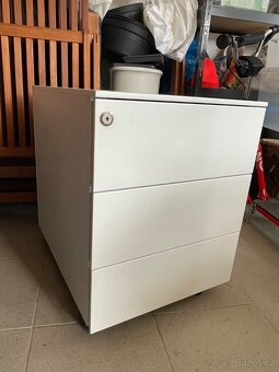Kovovy organizer na koleckach - 6