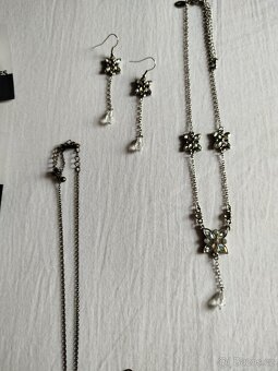 sada náušnic a náhrdelníků bižuterie Orsay... - 6