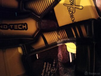 hokejová výstroj(hokejka+helmy+kalhoty+taška+chrániče) - 6