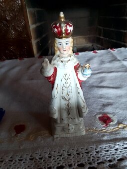STAROŽITNÁ PORCELÁNOVÁ SOŠKA PRAŽSKÉHO JEZULÁTKA - 6