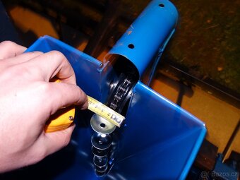 Sazeč česneku, cibule, žaludů-Video - 6