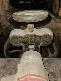 Historický starý mandl. Těžky - litina. - 6