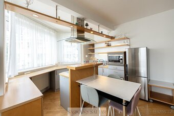 Prodej světlého 2+kk 54m2 s garážovým stáním , 2x sklepem, v - 6