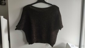 Tmavě hnědý svetr se zlatým prošíváním - 6