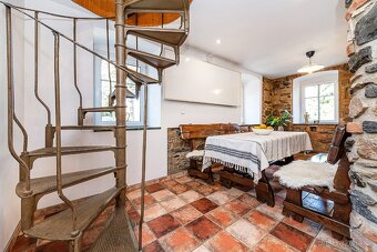 MALEBNÝ RODINNÝ DŮM V SRDCI ČESKÉHO STŘEDOHOŘÍ  ČEŘENIŠTĚ, M - 6