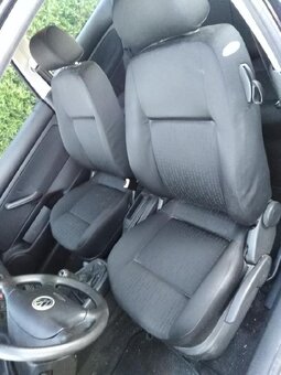 VW GOLF 4 1,6-16V BENZIN NAJ 130 KLIMATR. ZA 39000 KČ - 6