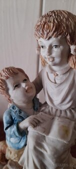 PORCELÁNOVÁ FIGURKA "STORY TIME BY LEONARDO" - DĚTI PŘI ČT - 6