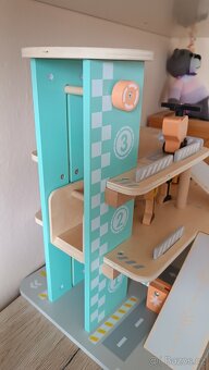 Dřevěná garáž s autíčky a výtahem - 6