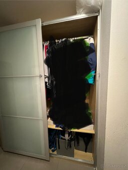 Šatní skříň s mléčným sklem, posuvné dveře - 6