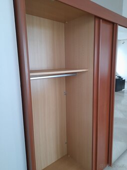 Šatní skříň se zrcadlem a posuvnými dveřmi - 6