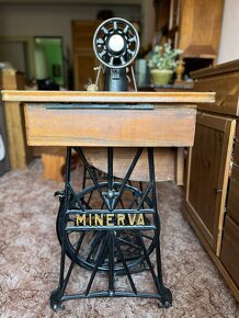 Starožitný min 80 let starý šlapací šicí stroj Minerva - 6