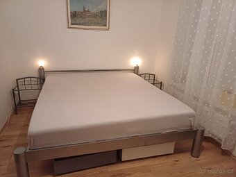 Zachovalý nábytek – komody, noční stolky, nové rošty 90x200, - 6