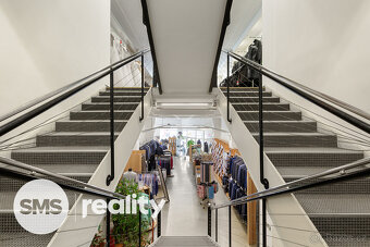 Obchodní dům s panoramatickým výtahem přímo na náměstí - 6