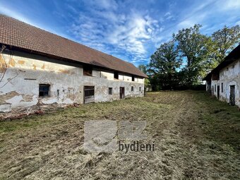 Stylový statek s uzavřeným dvorem a velkými přilehlými pozem - 6