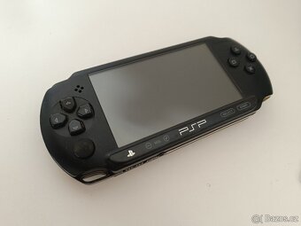PSP E1004 flash, 4GB karta, nabíječka + hry / PlayStation Po - 6