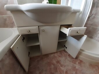 Zrcadlová stěna s umyvadlem a skříňkami - 6