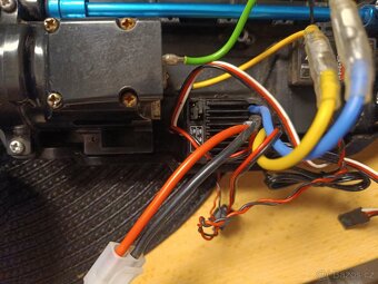 Nabíječka + 2xNiMH baterie, motor, regulátor - 6