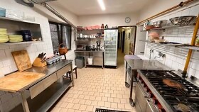 Vybavená restaurace s 10ti.pokojovím Hotelem u hranic DE - 6