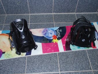 PĚKNÝ DÍVČÍ NABROUŠENÝ SNOWBOARD TRANS 120 CM+VÁZÁNÍ S - 6