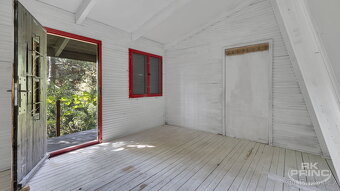 Pozemek s chatou o celkové výměře 725 m2, v obci Jenštejn, P - 6