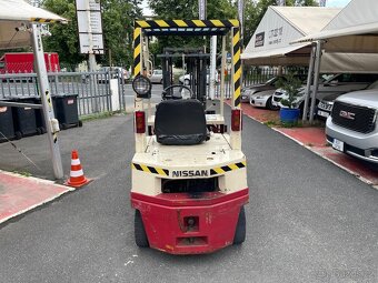 Vysokozdvižný vozík Nissan H01 A15 čelistmi na balíky - 6