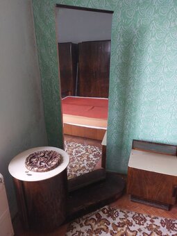 Kompletni loznice - postel, stolky, zrcadlo, velke skrine - 6