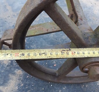Staré litinová kola na ose - 6
