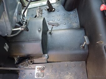 Traktor s čelním nakladačem - 6